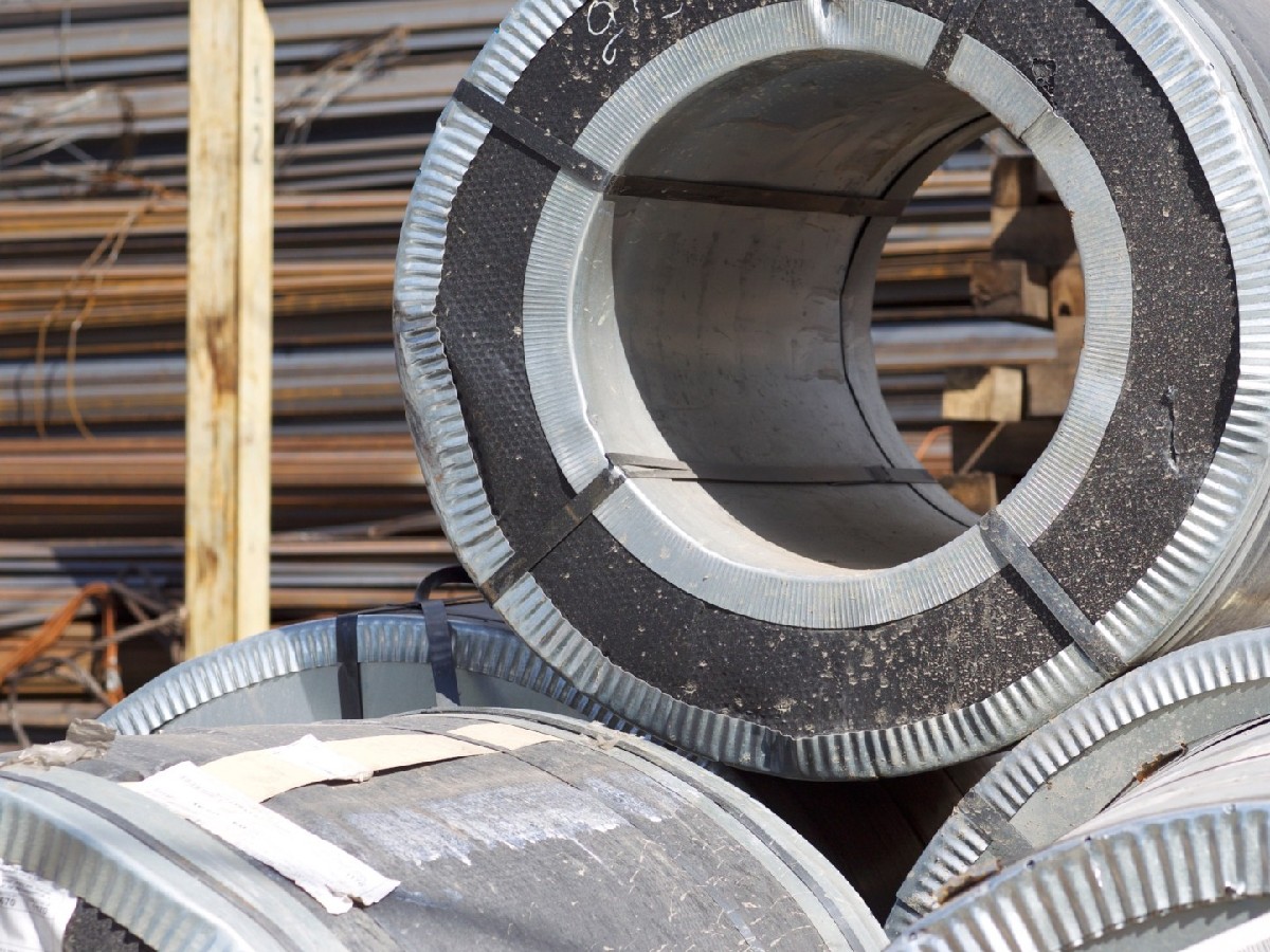 Stal ocynkowana pokryta nalotem białej korozji